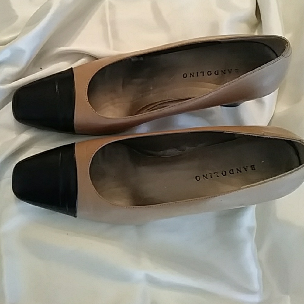 Quinessential Bandolino Two-tone Pump